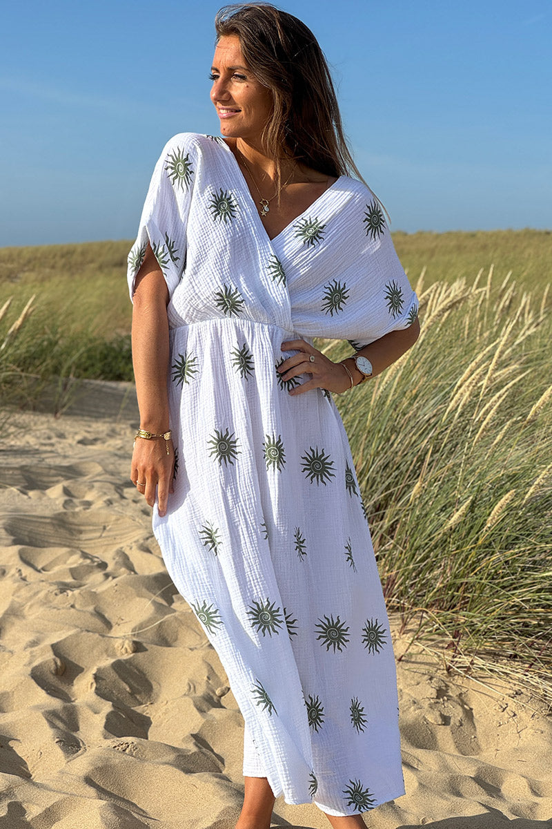 Robe longue blanche en gaze de coton motifs soleils kaki col v et décolleté dos