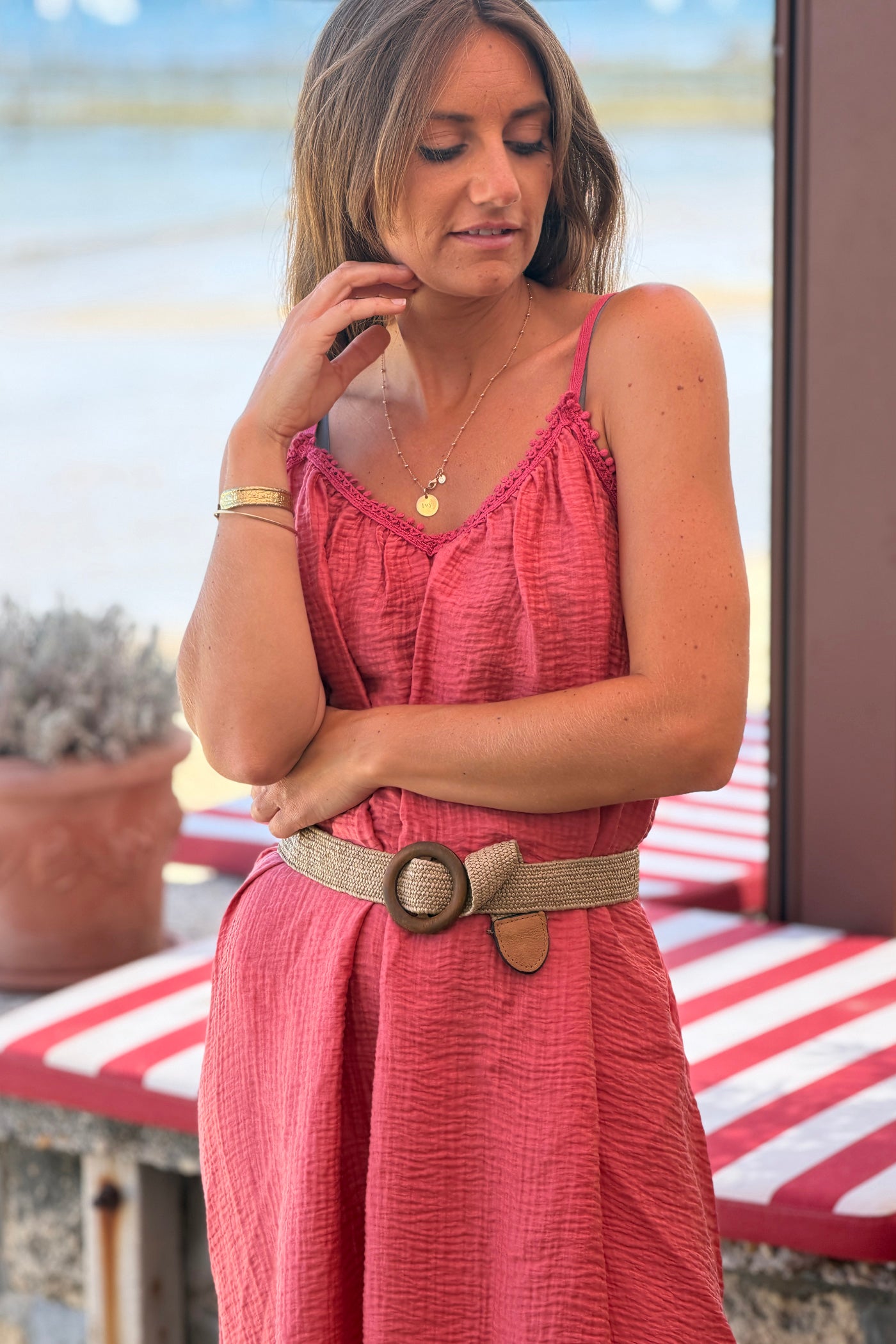 Robe longue bois de rose à bretelles détail petits pompons au col