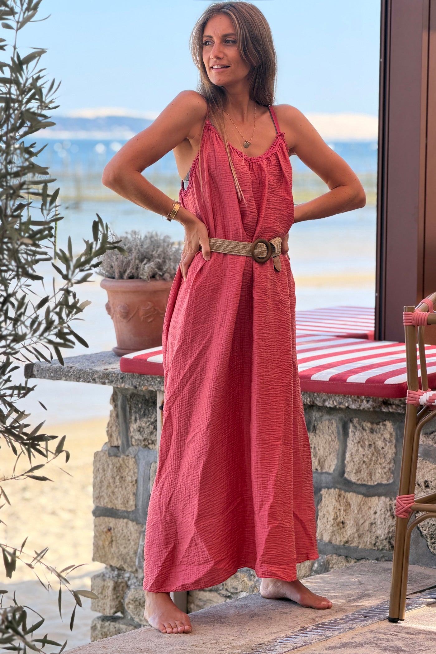 Robe longue bois de rose à bretelles détail petits pompons au col