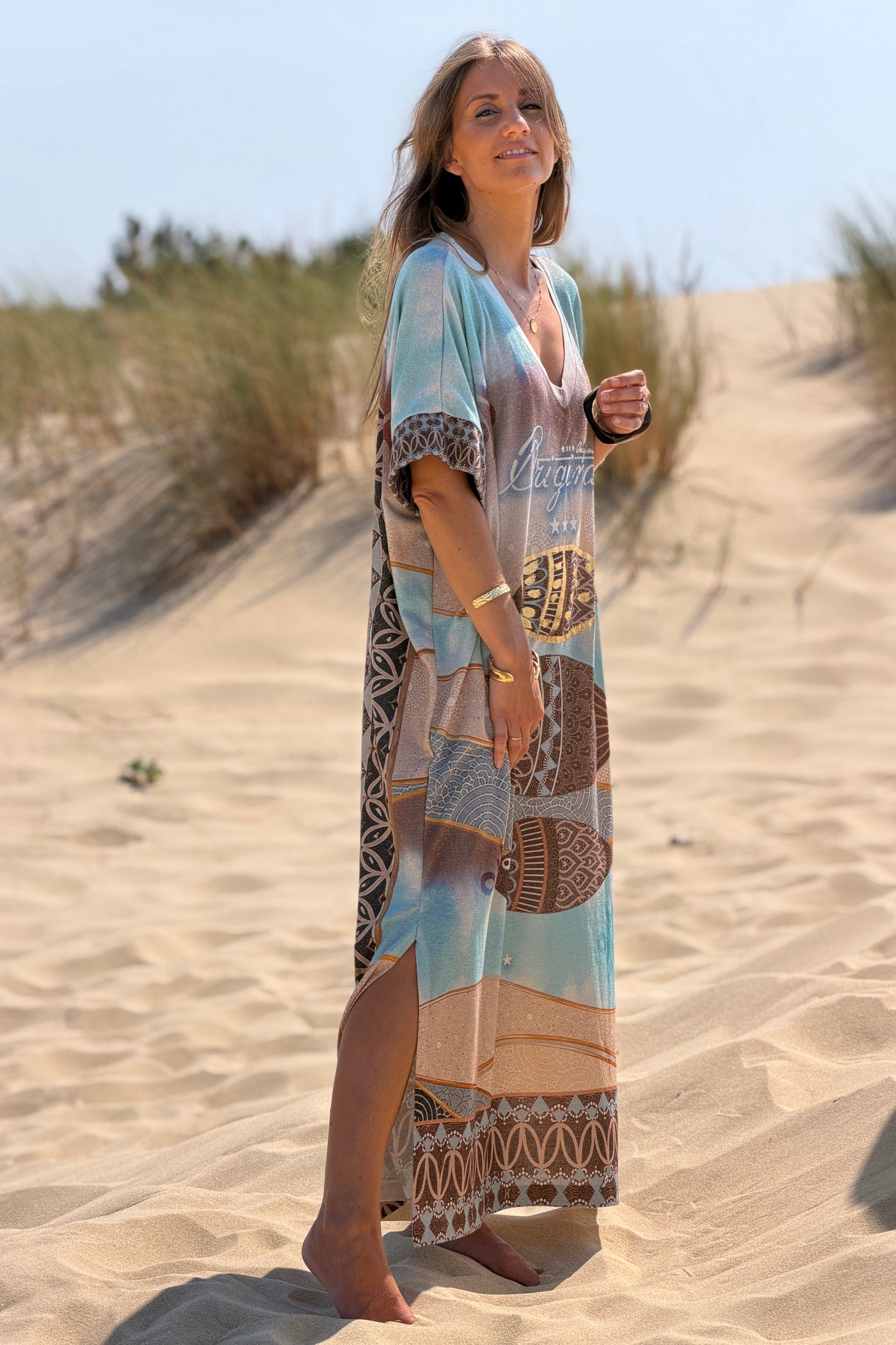 Robe longue brillante bleu marron et beige motif poissons dorés dos palmier