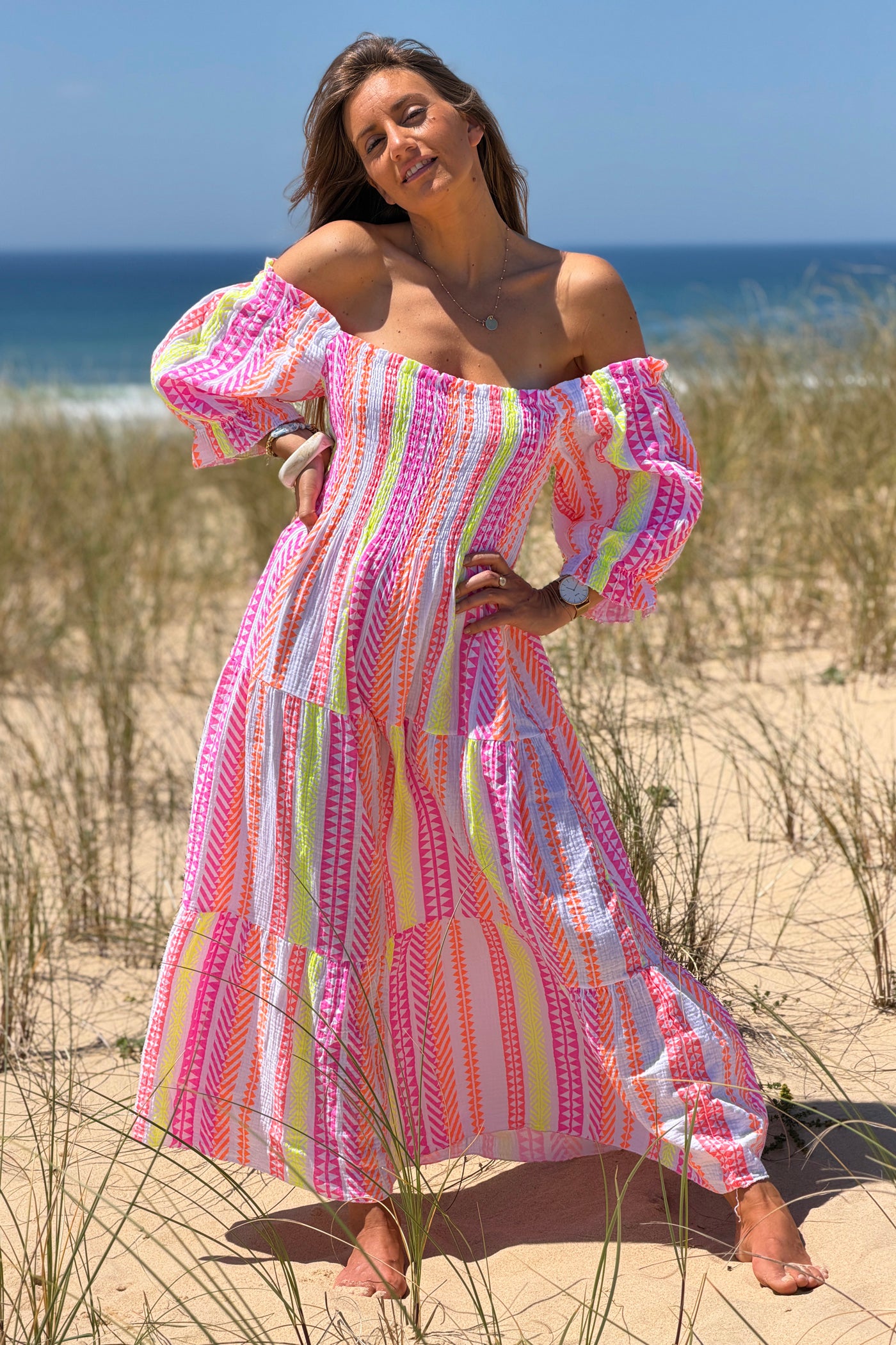 Robe longue en gaze de coton blanc col smocke imprimé rayures ethnique fluo