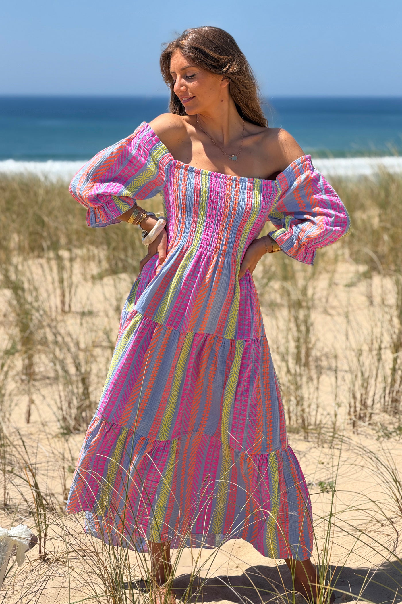 Robe longue en gaze de coton bleu col smocke imprimé rayures ethnique fluo