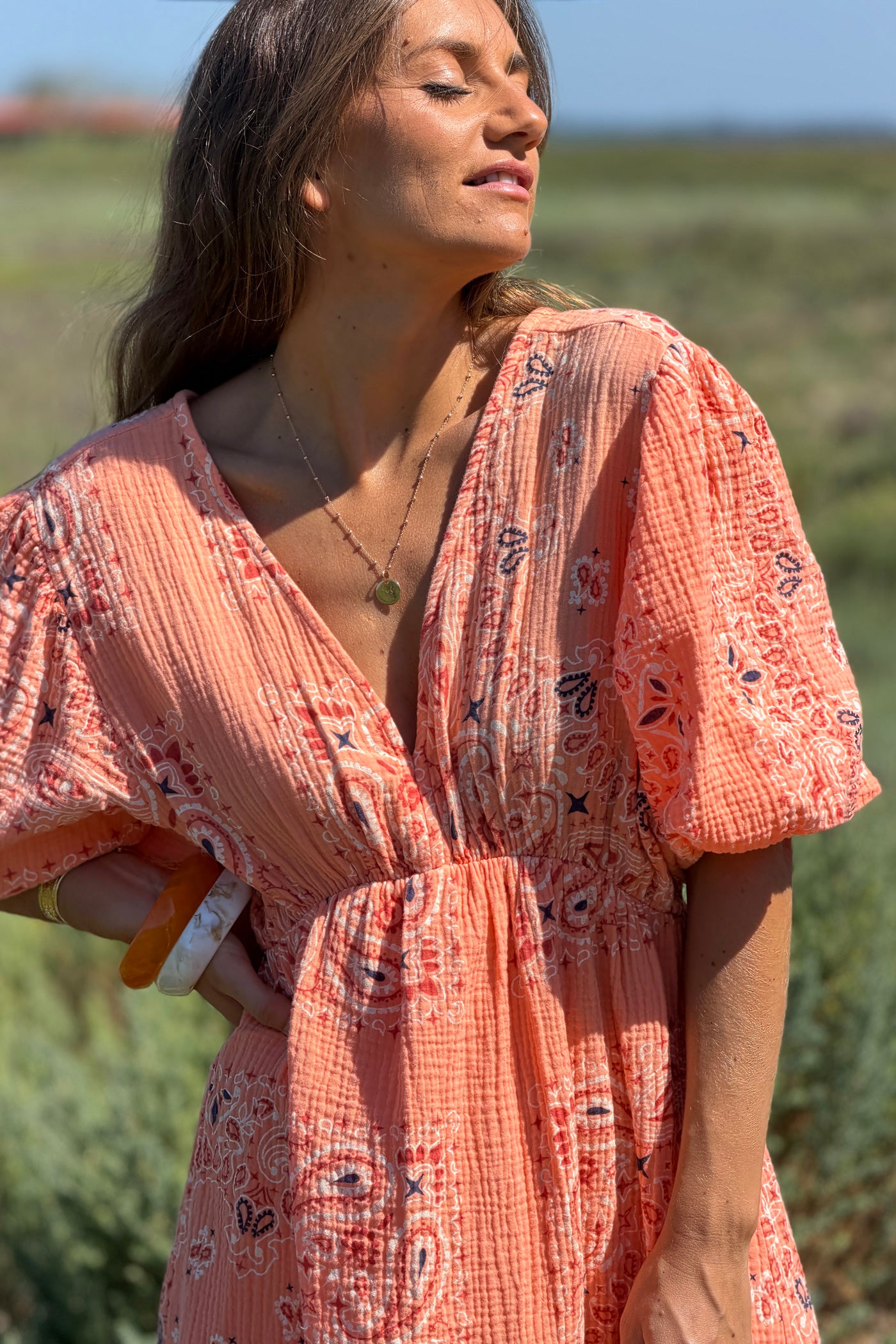 Robe longue en gaze de coton orange imprimé bandana dos nu noeud