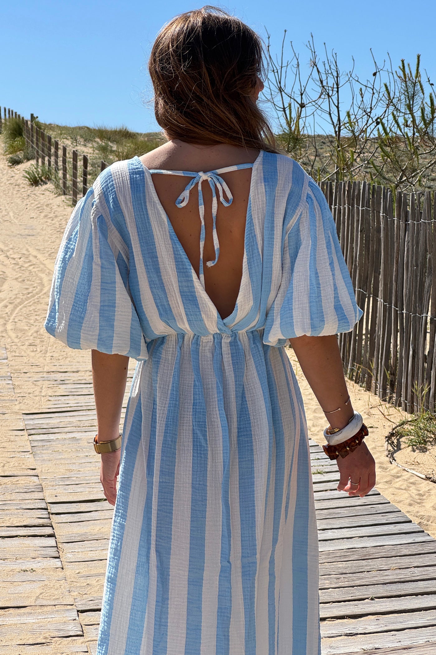 Robe longue en gaze de coton rayures bleu et blanc dos nu nœud