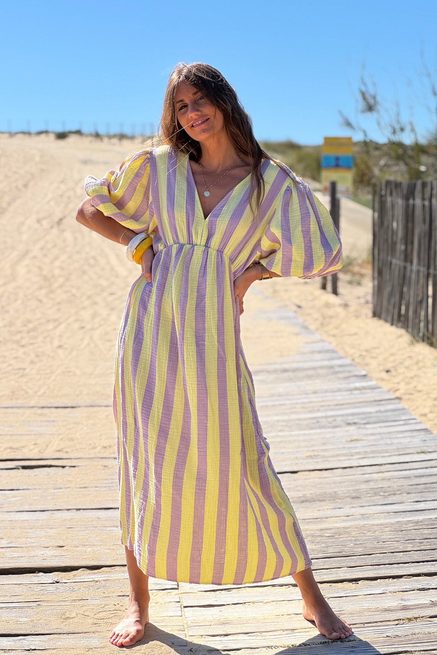 Robe longue en gaze de coton rayures jaune et violet dos nu nœud