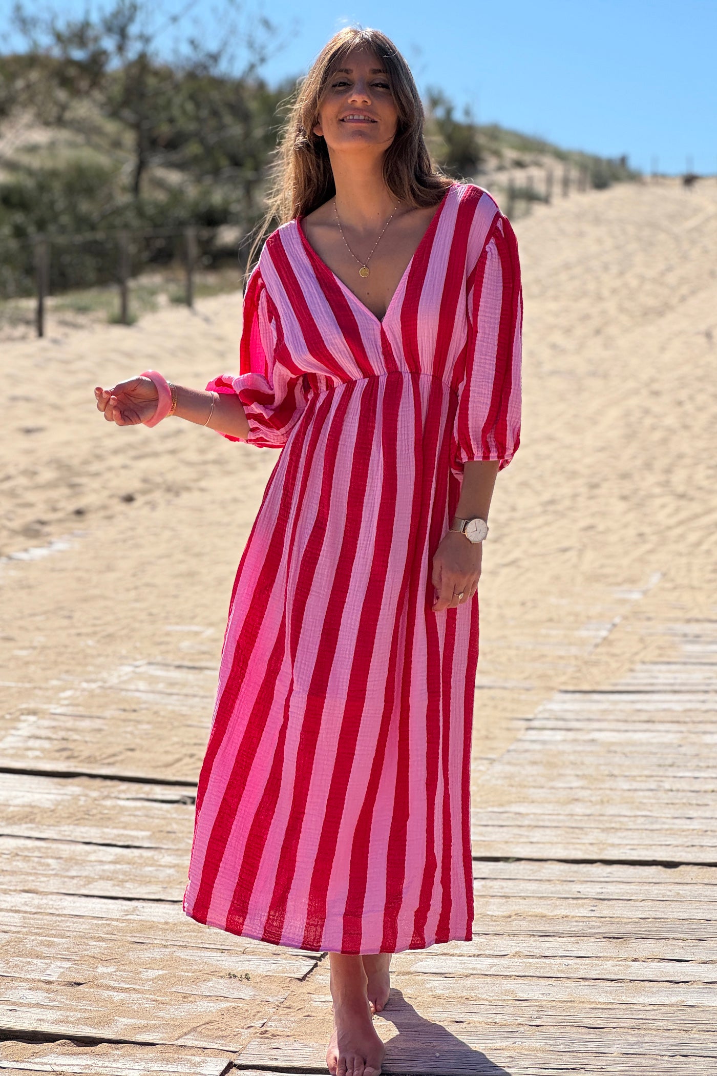 Robe longue en gaze de coton rayures rose et rouge dos nu nœud