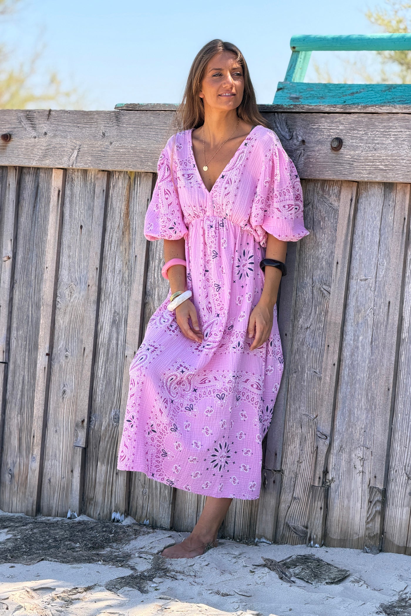 Robe longue en gaze de coton rose imprimé bandana dos nu nœud