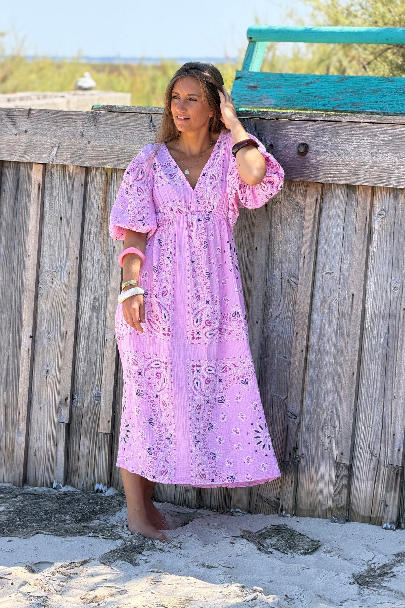 Robe longue en gaze de coton rose imprimé bandana dos nu nœud