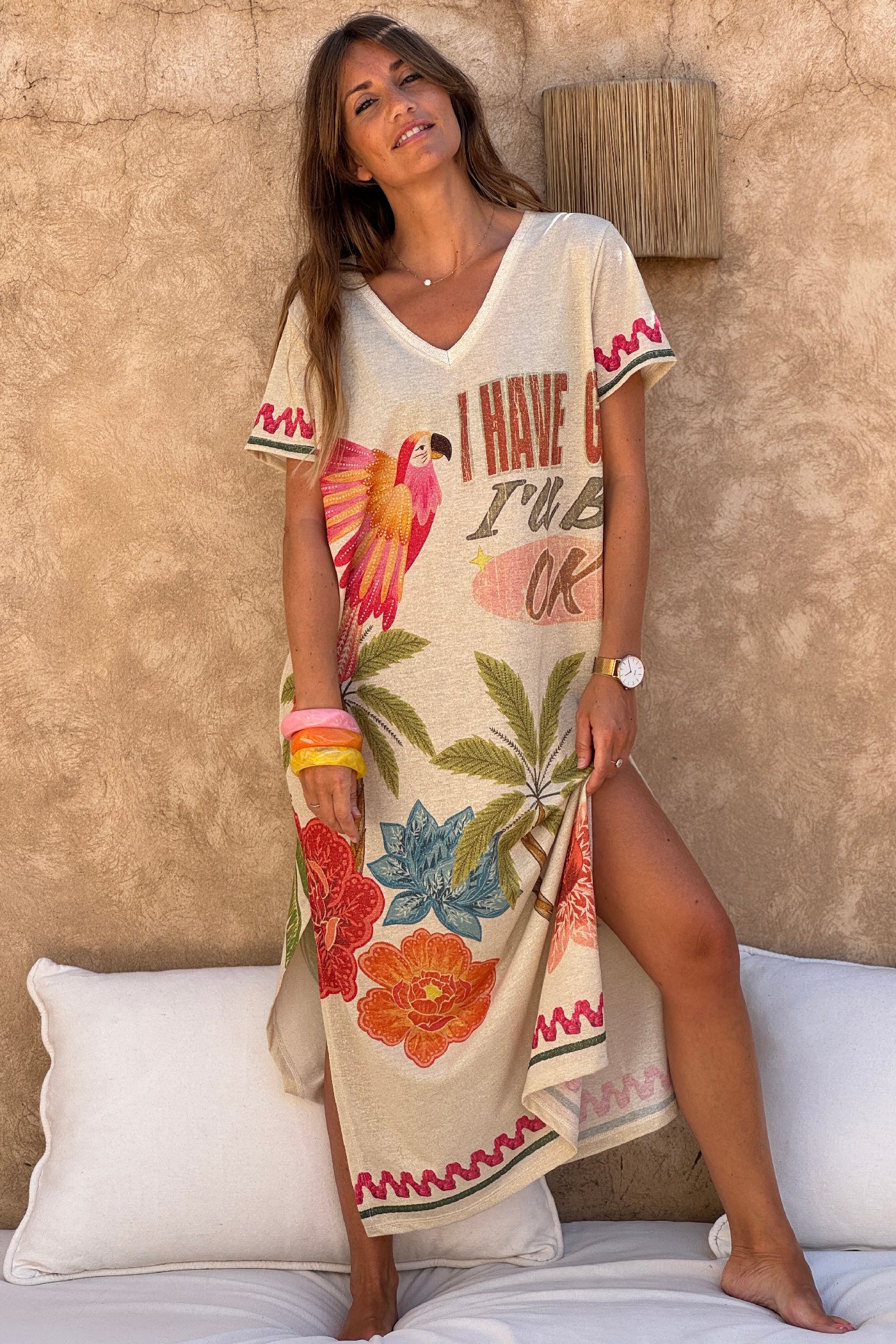 Robe longue et large brillante imprime perroquets palmiers et fleurs colorées