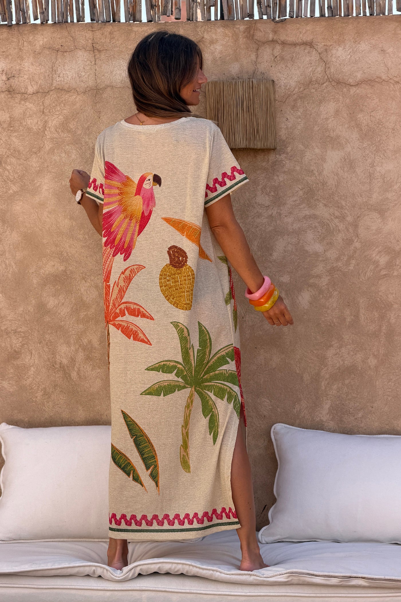Robe longue et large brillante imprime perroquets palmiers et fleurs colorées