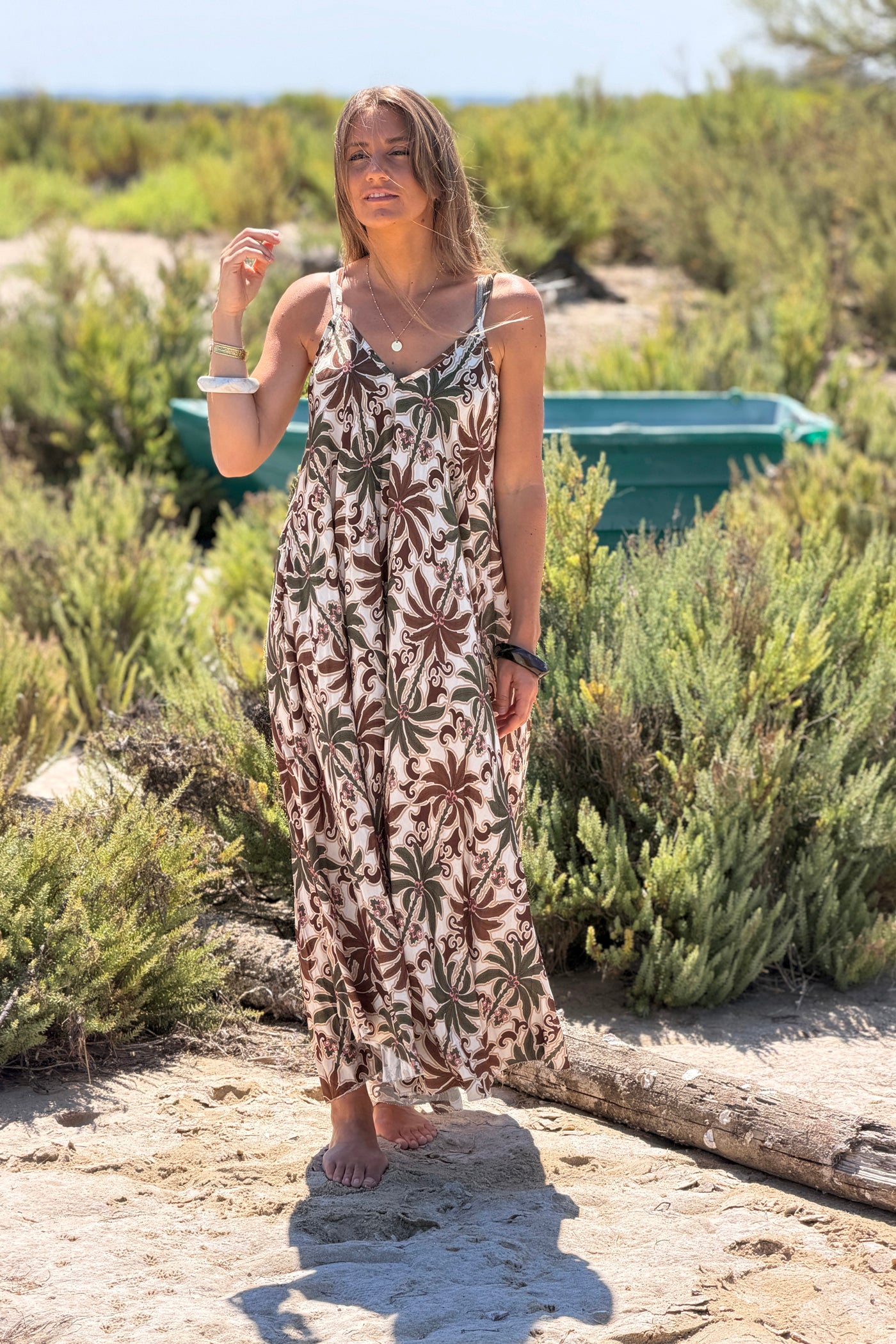 Robe longue fluide à bretelles imprimé palmiers kaki et marron