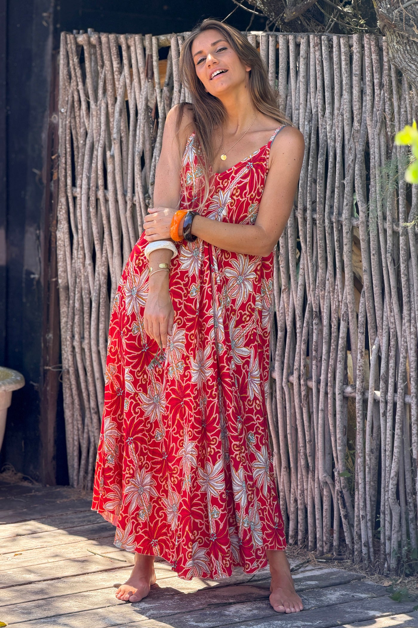 Robe longue fluide à bretelles imprimé palmiers rouge et blanc