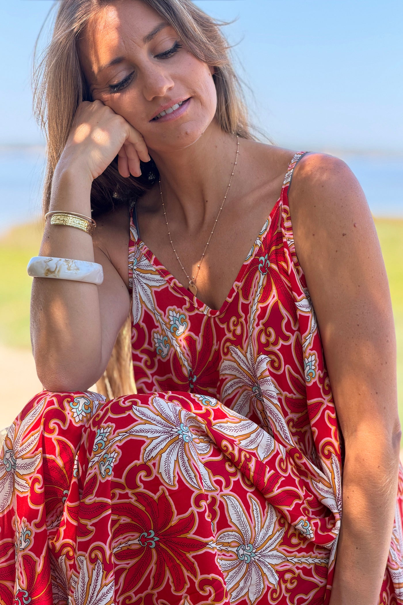 Robe longue fluide à bretelles imprimé palmiers rouge et blanc