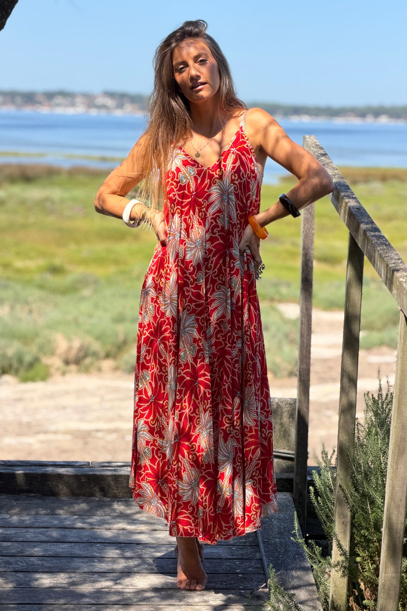 Robe longue fluide à bretelles imprimé palmiers rouge et blanc