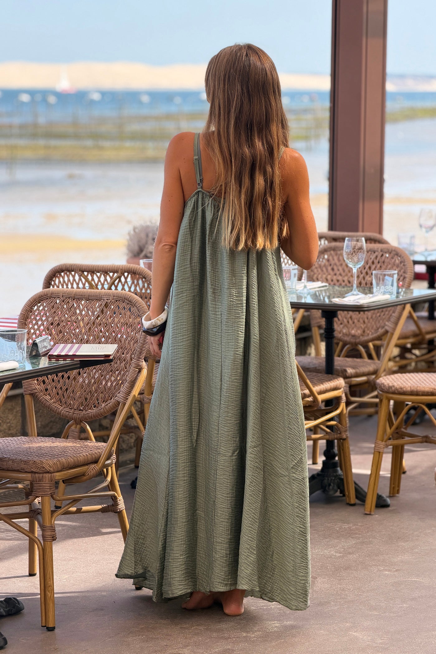 Robe longue kaki à bretelles détail petits pompons au col