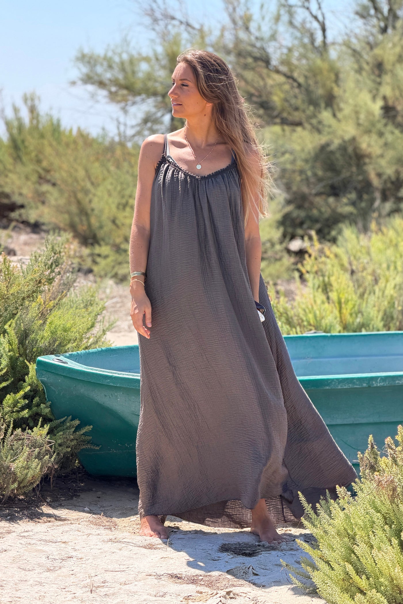 Robe longue marron à bretelles détails petits pompons au col