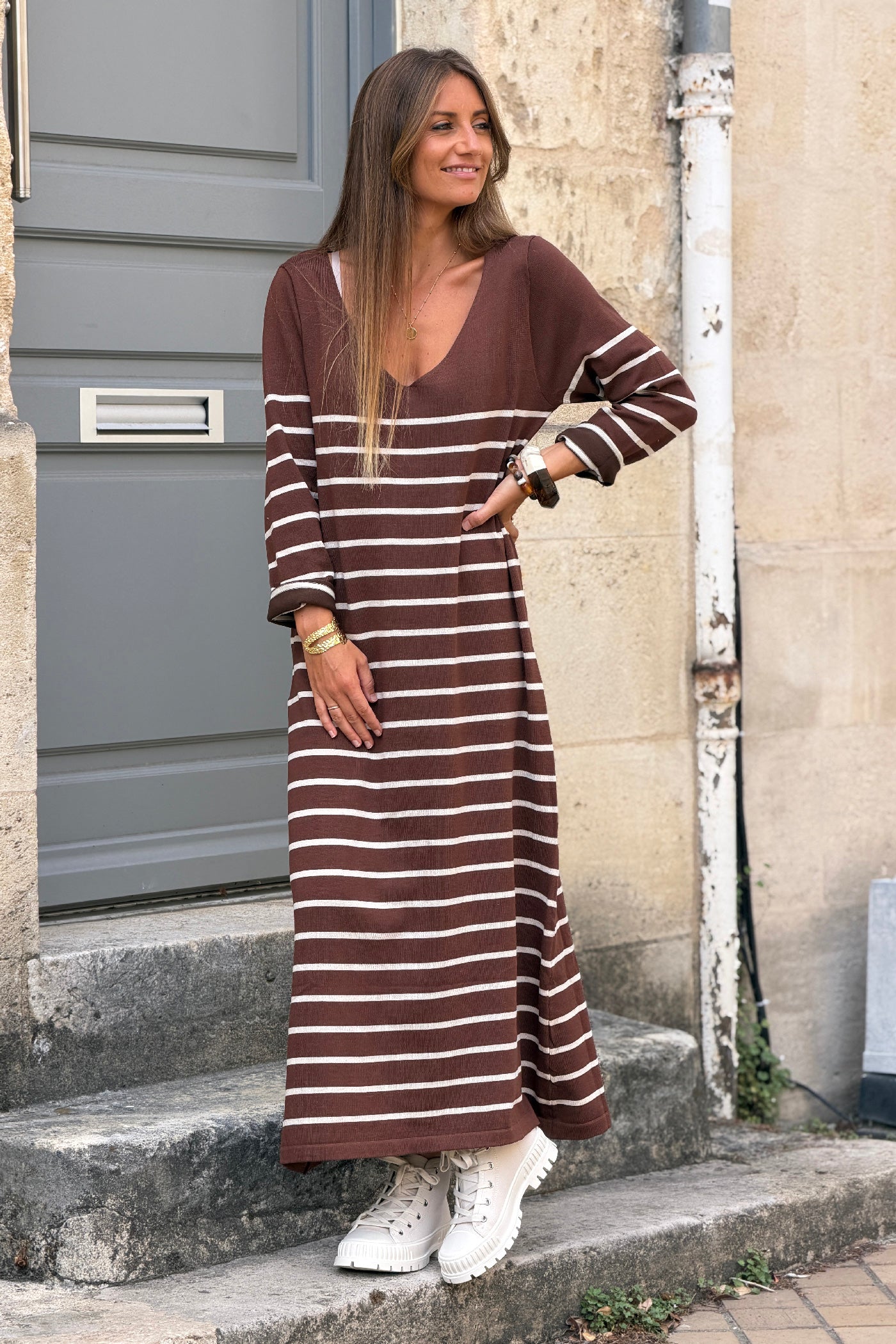 Robe longue marron à rayures style marinière en petite maille col V