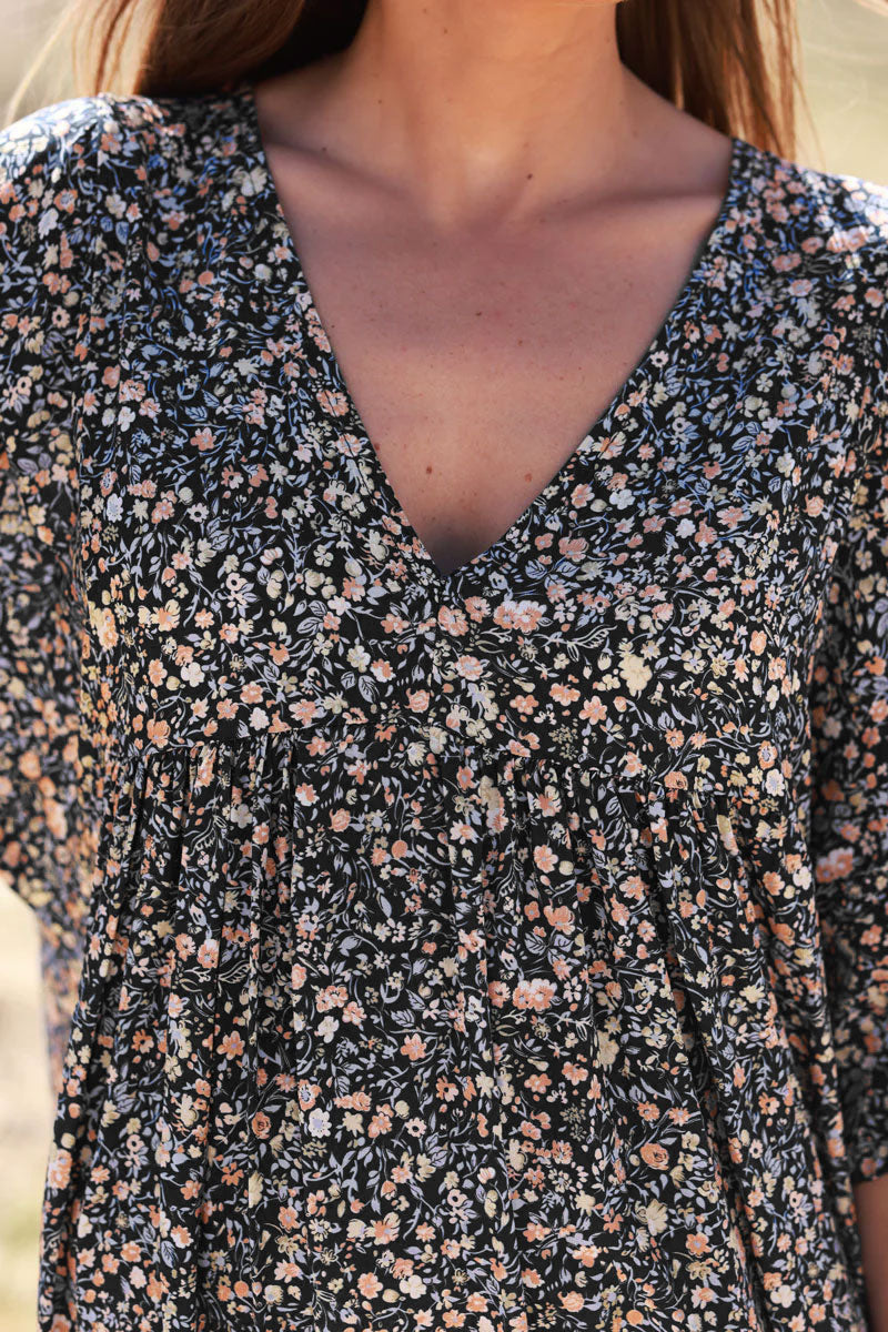 Robe longue fond noir fluide col V manches courtes imprimé liberty