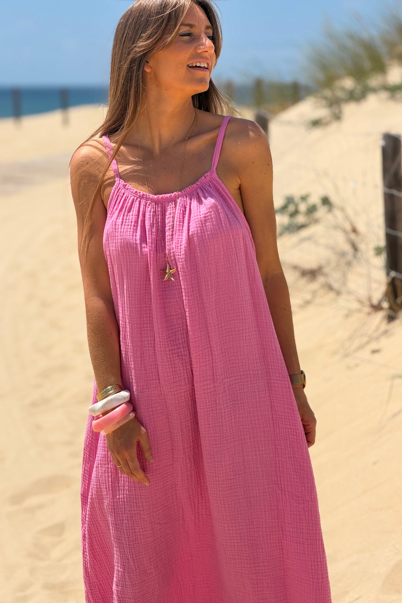 Robe longue rose en gaze de coton à bretelles col élastique