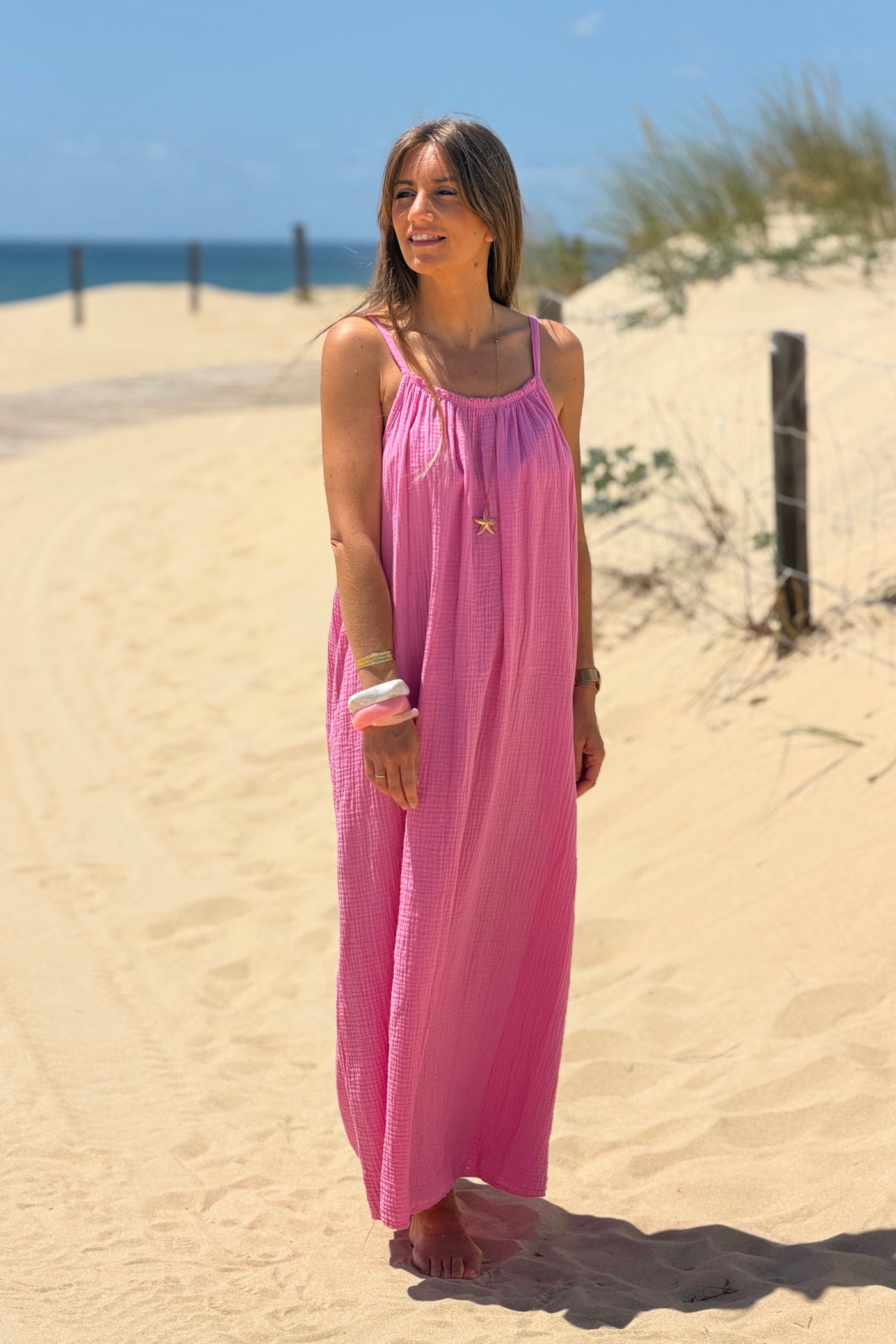 Robe longue rose en gaze de coton à bretelles col élastique