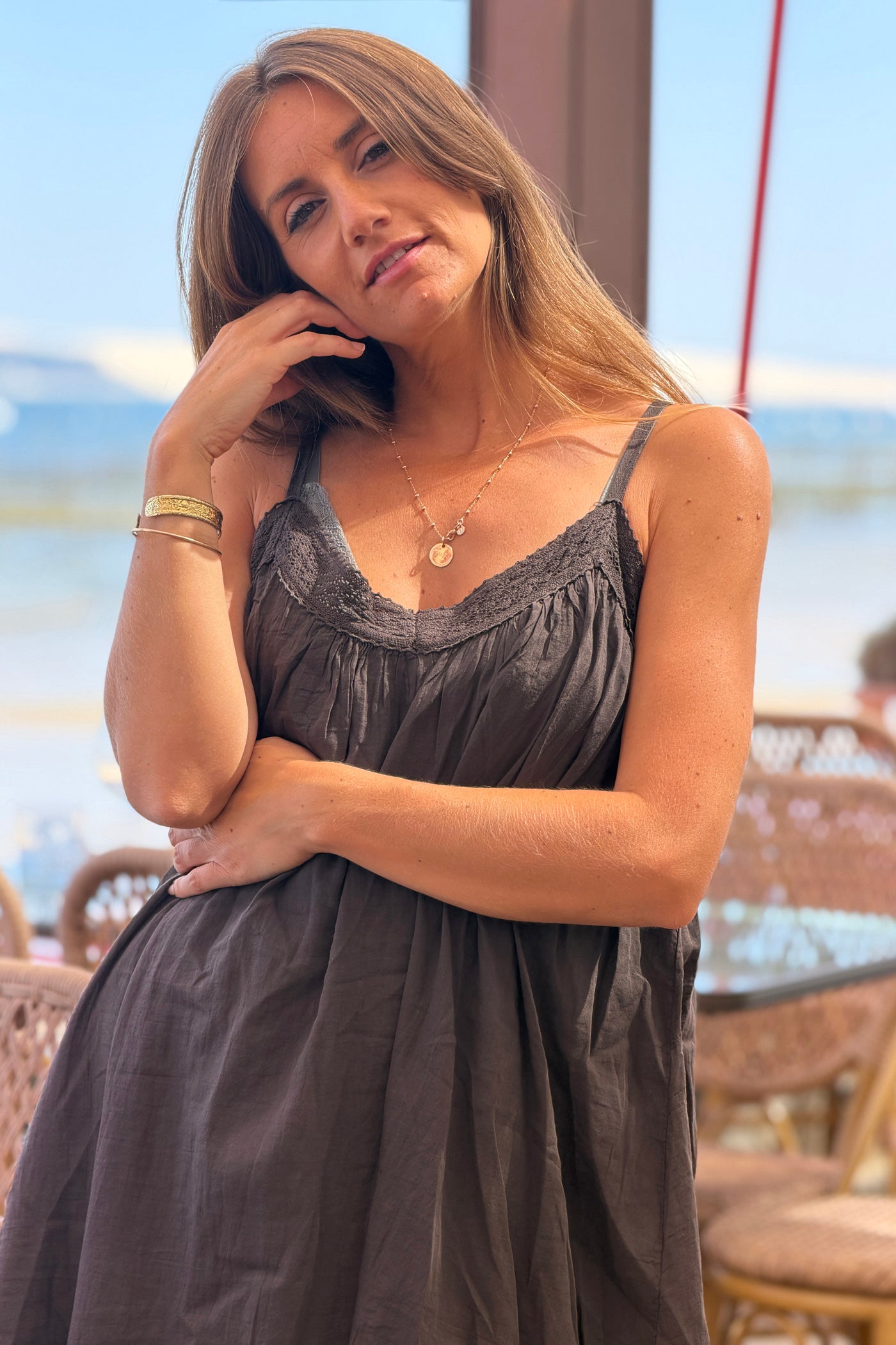 Robe marron en coton à bretelles détails col dentelle
