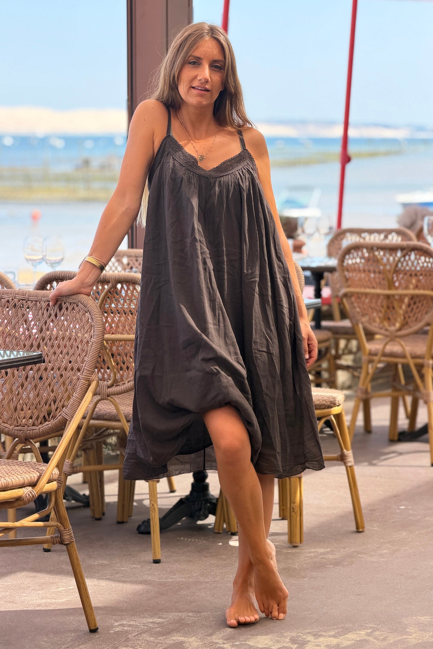 Robe marron en coton à bretelles détails col dentelle