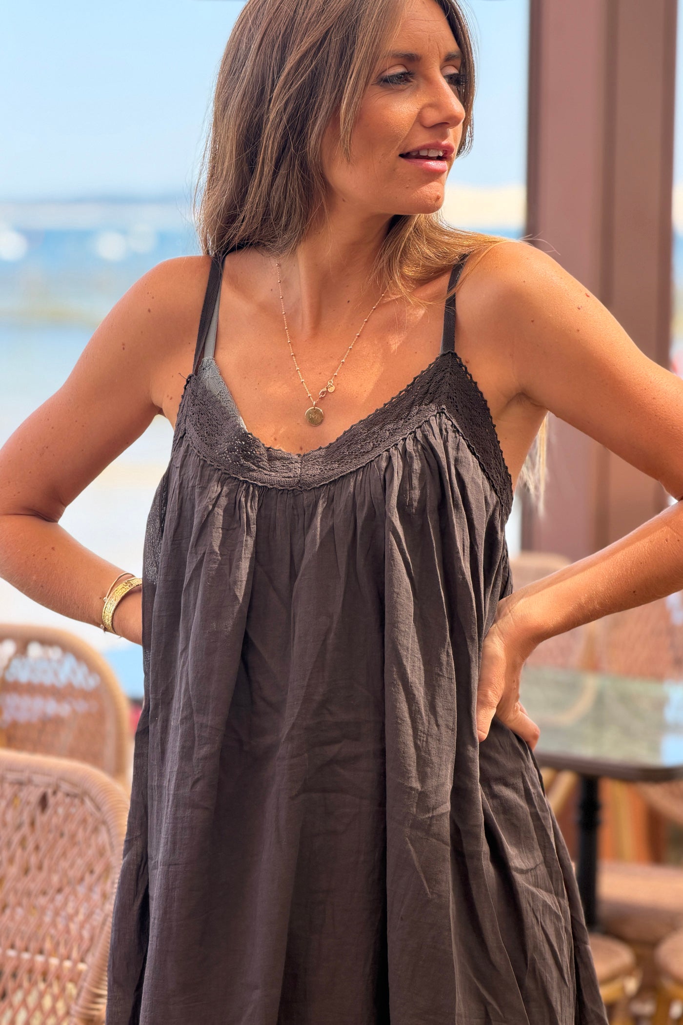 Robe marron en coton à bretelles détails col dentelle