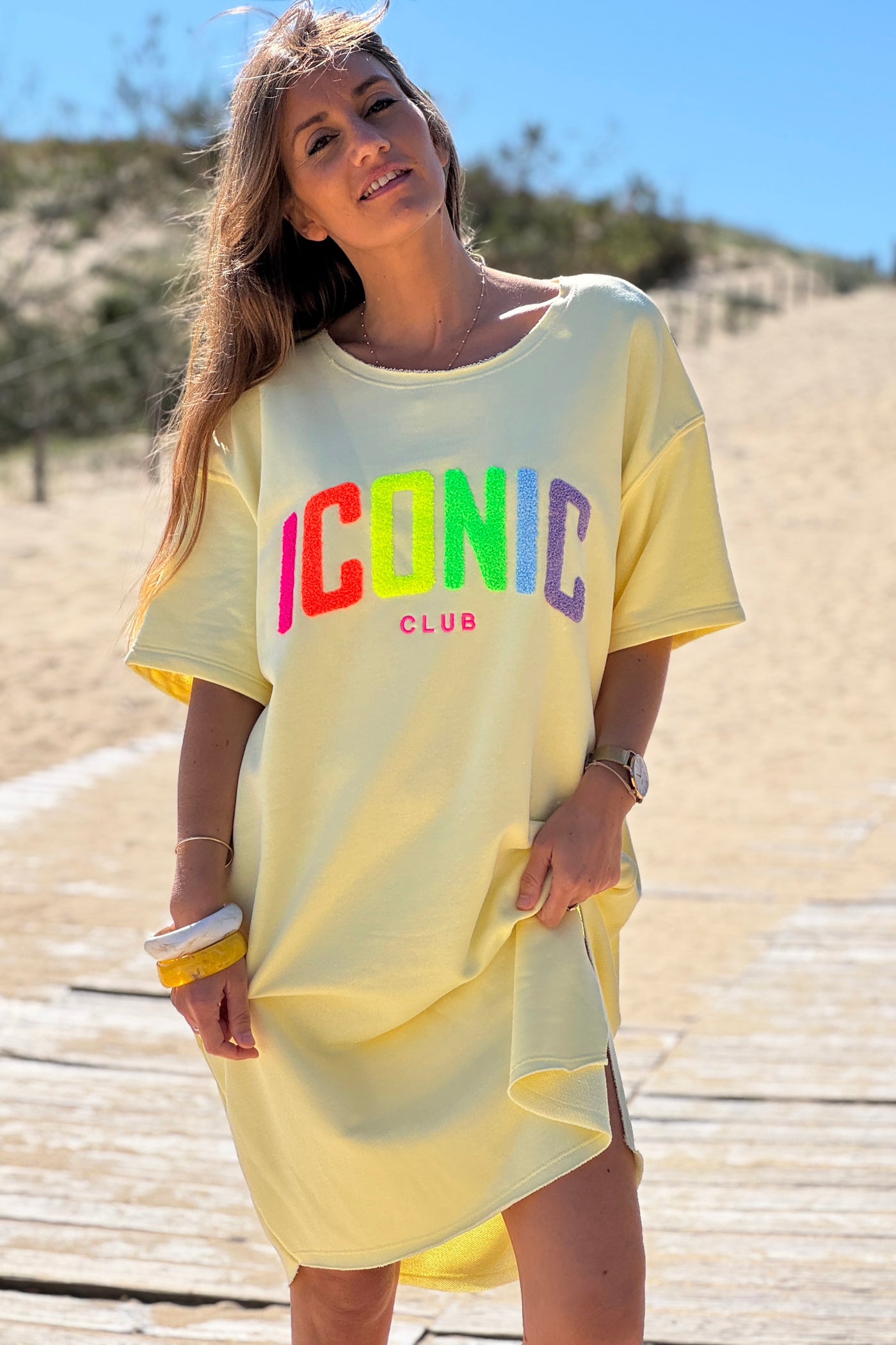 Robe sweat jaune pastel broderie Iconic club multicolore en bouclettes