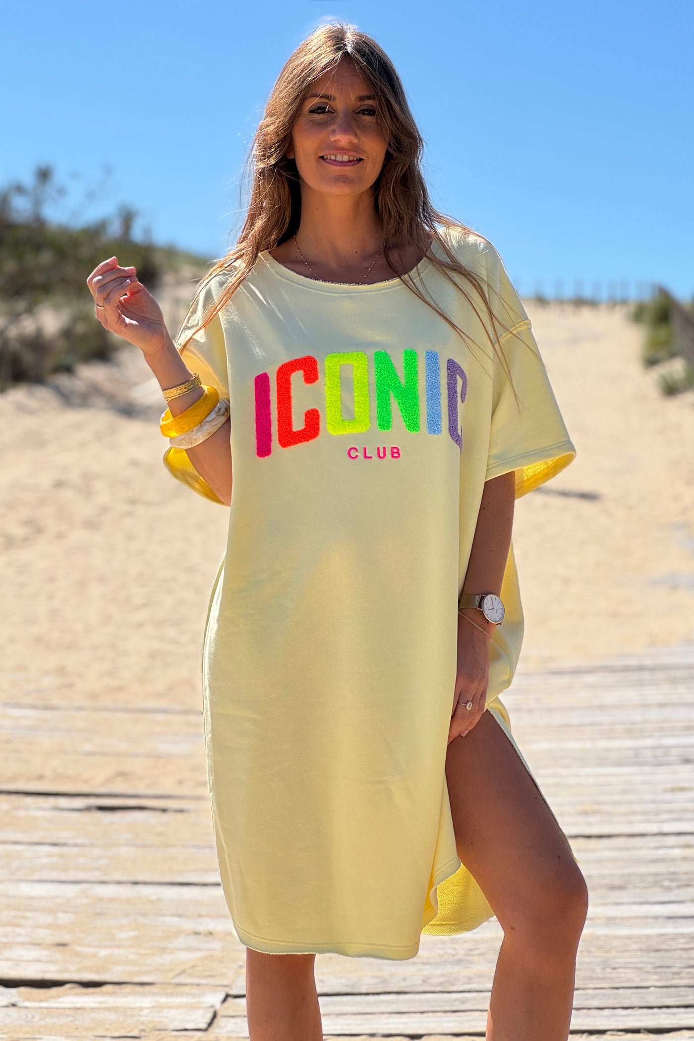 Robe sweat jaune pastel broderie Iconic club multicolore en bouclettes