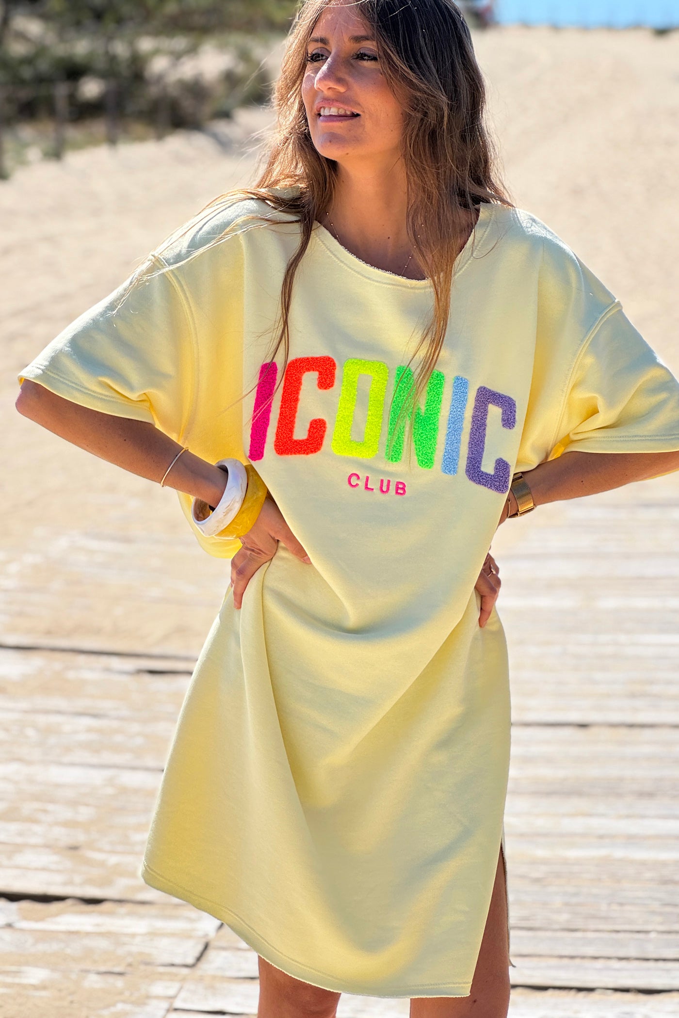 Robe sweat jaune pastel broderie Iconic club multicolore en bouclettes