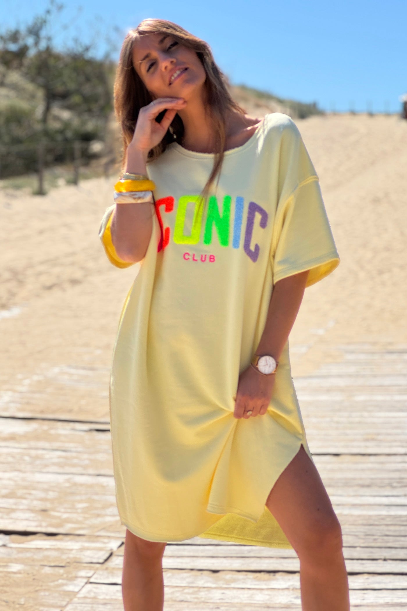 Robe sweat jaune pastel broderie Iconic club multicolore en bouclettes