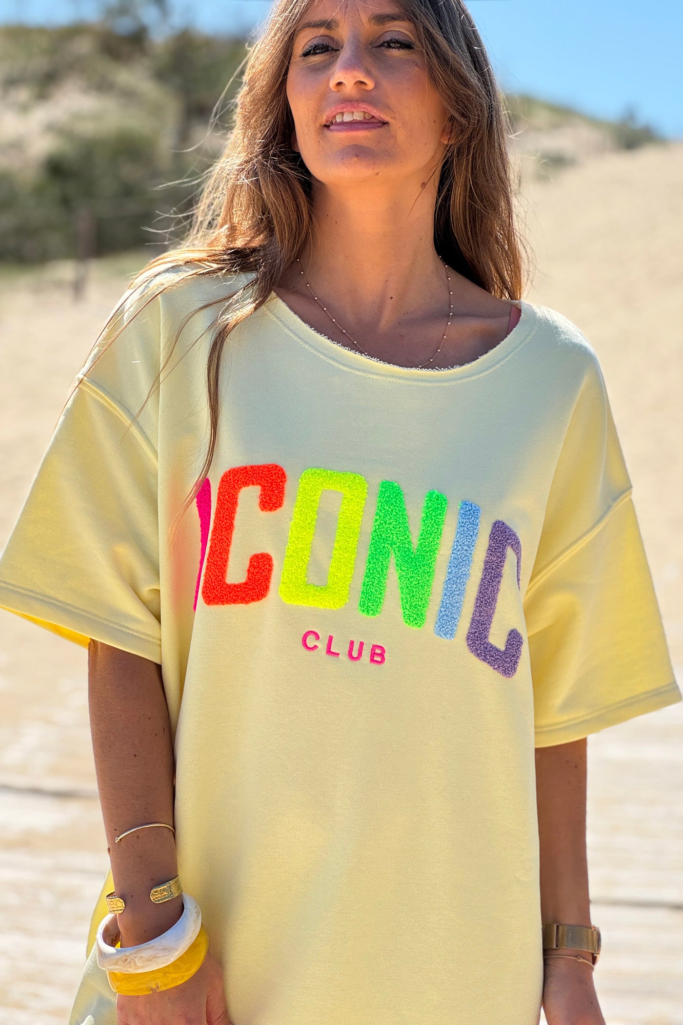 Robe sweat jaune pastel broderie Iconic club multicolore en bouclettes