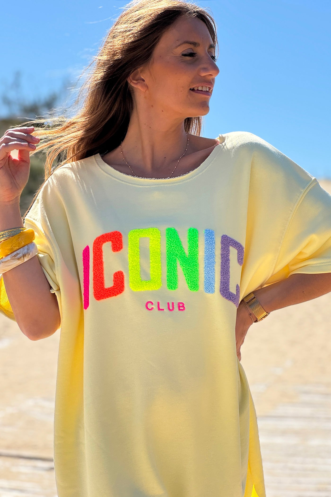 Robe sweat jaune pastel broderie Iconic club multicolore en bouclettes