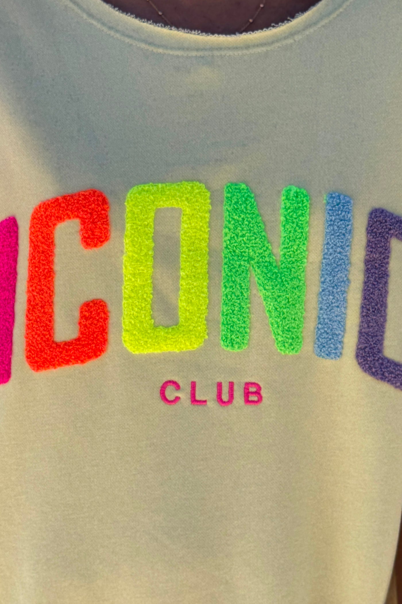Robe sweat jaune pastel broderie Iconic club multicolore en bouclettes