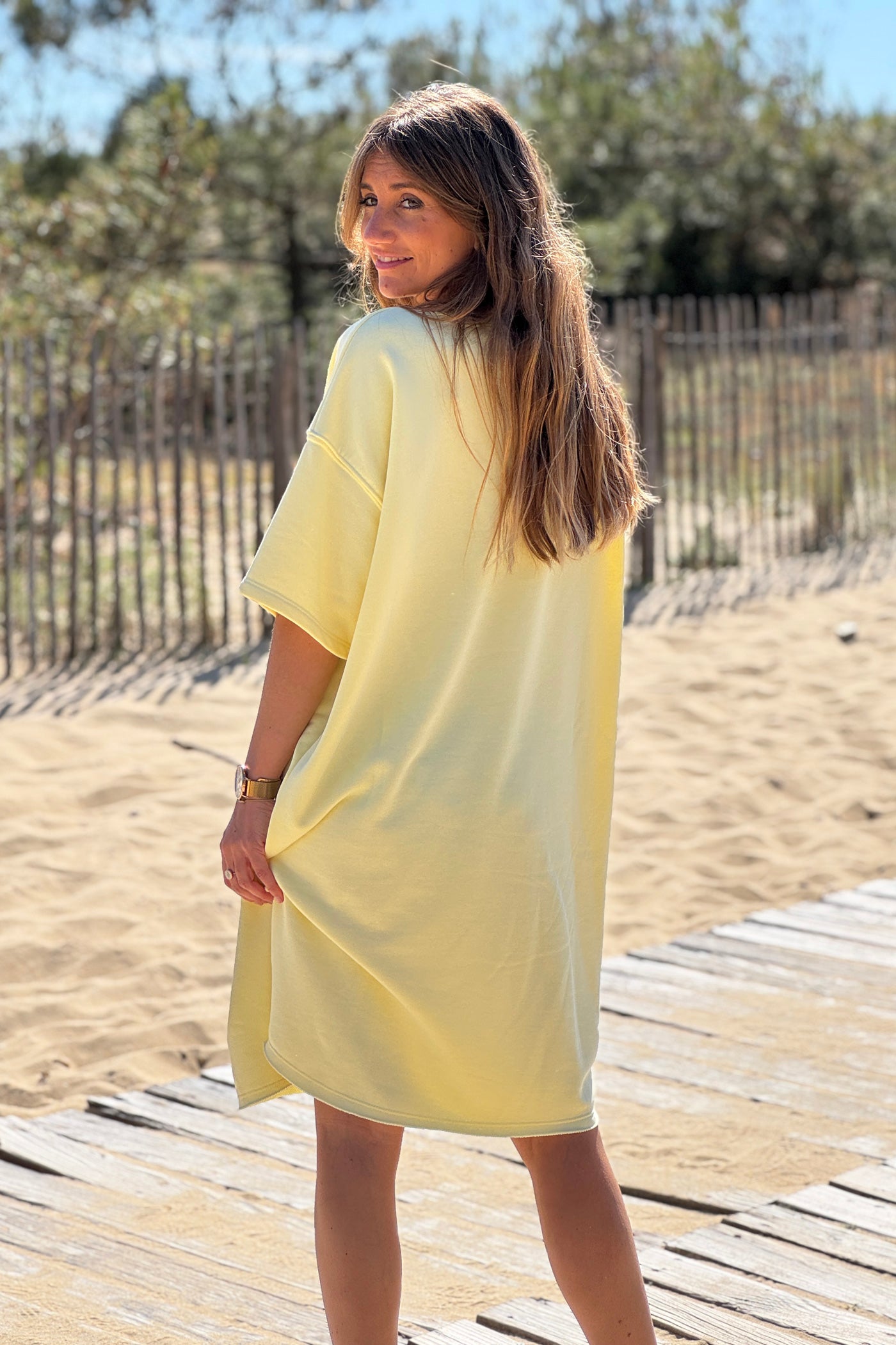Robe sweat jaune pastel broderie Iconic club multicolore en bouclettes