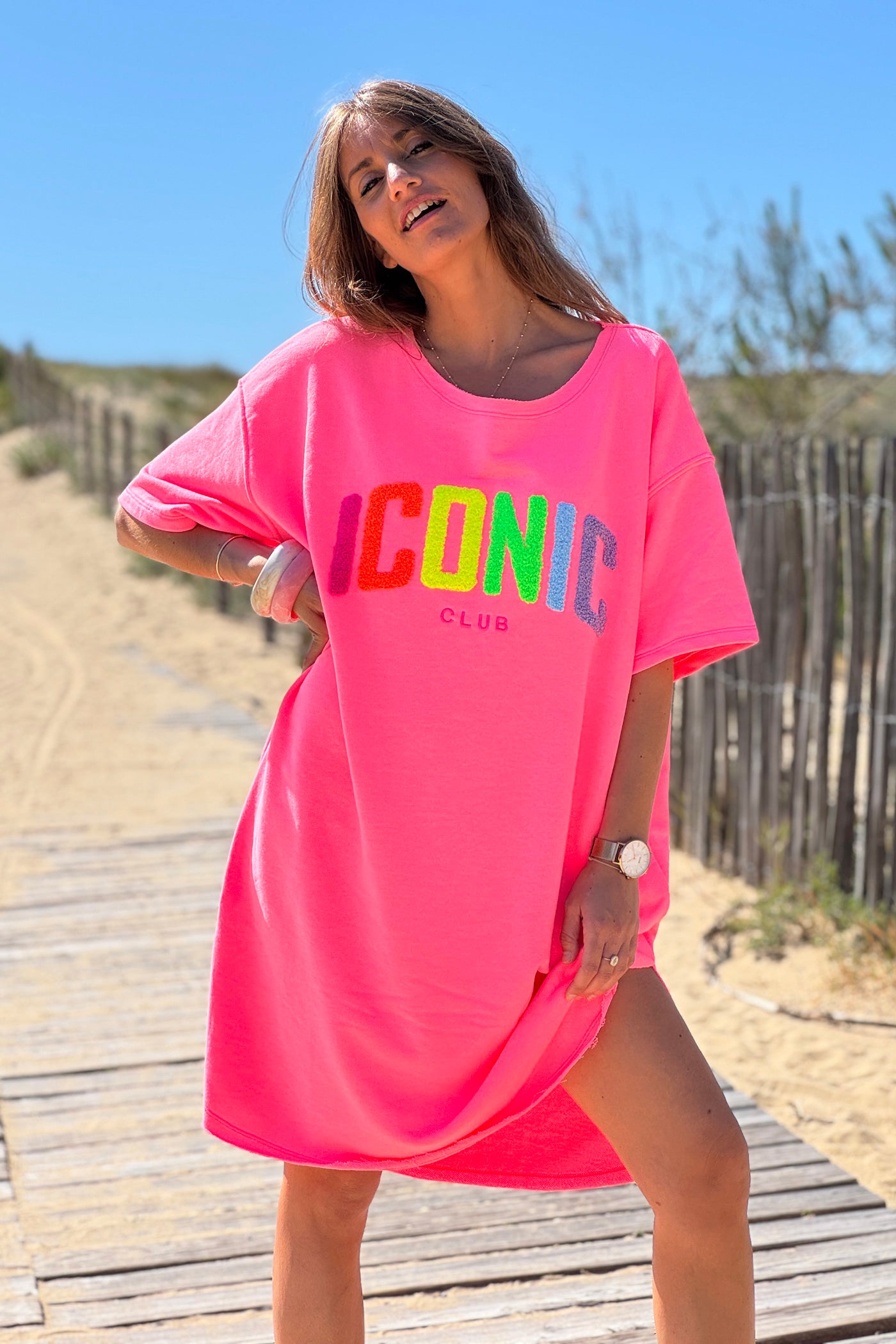 Robe sweat rose fluo broderie Iconic club multicolore en bouclettes