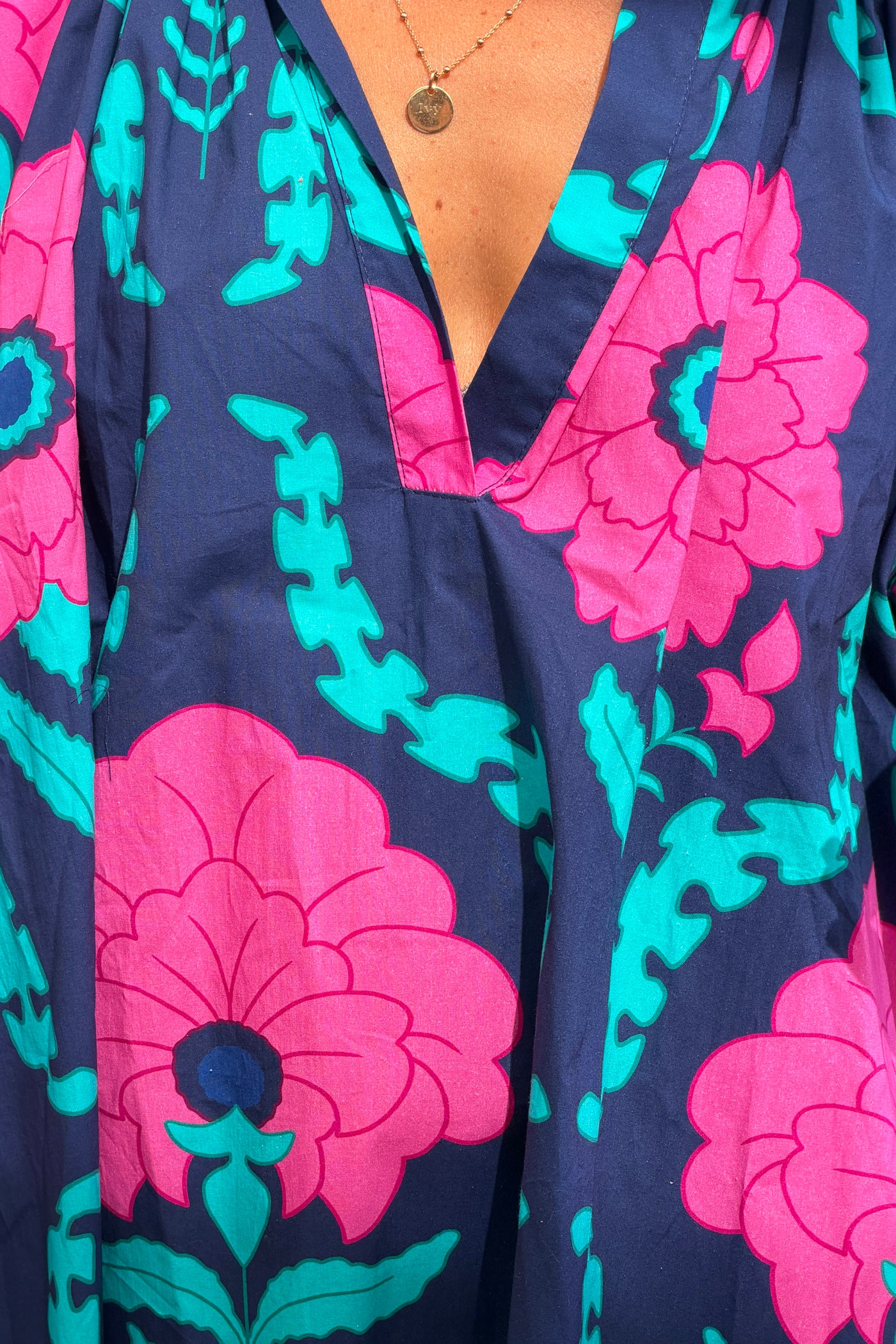 Robe très large bleu marine en coton imprimé grandes fleurs rose manches bouffantes
