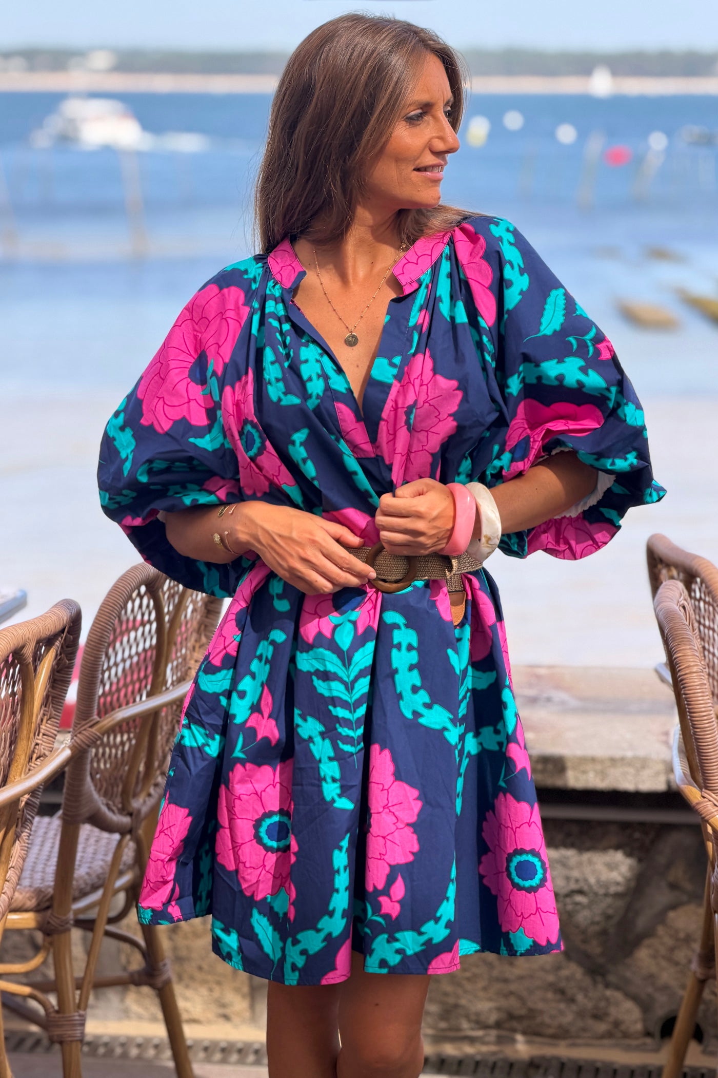 Robe très large bleu marine en coton imprimé grandes fleurs rose manches bouffantes
