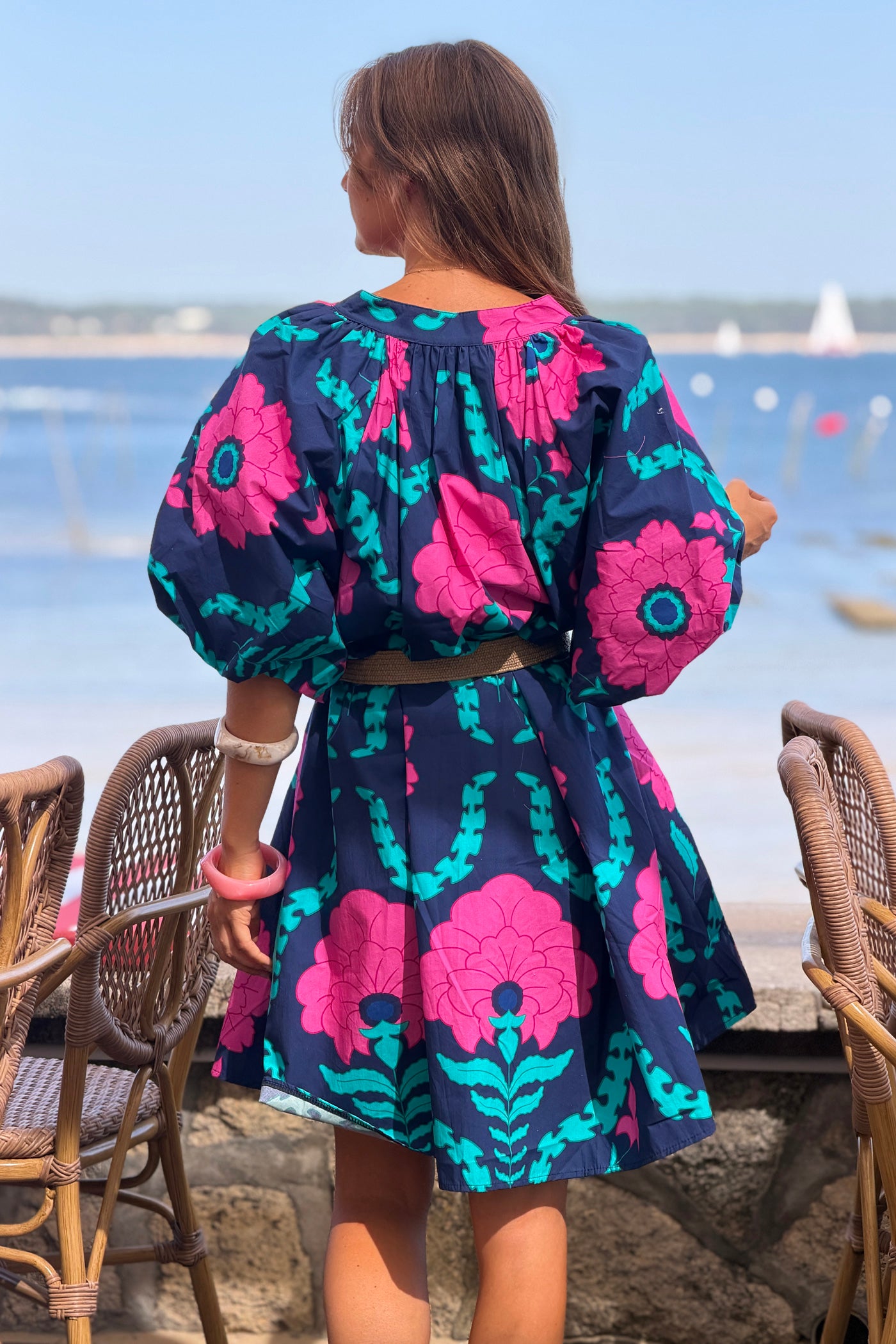 Robe très large bleu marine en coton imprimé grandes fleurs rose manches bouffantes