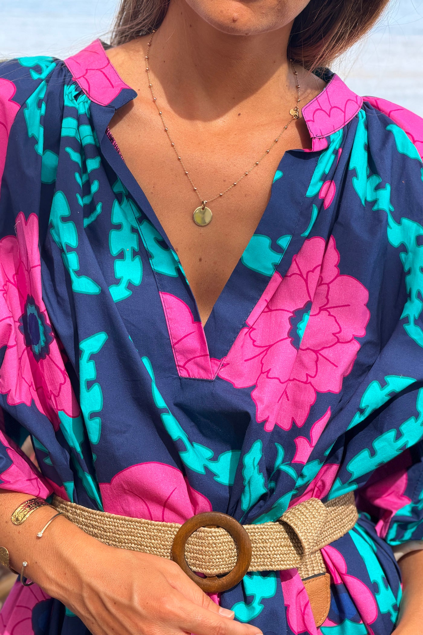Robe très large bleu marine en coton imprimé grandes fleurs rose manches bouffantes