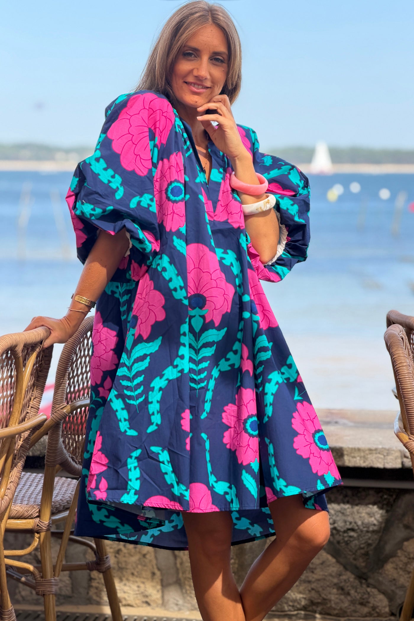 Robe très large bleu marine en coton imprimé grandes fleurs rose manches bouffantes