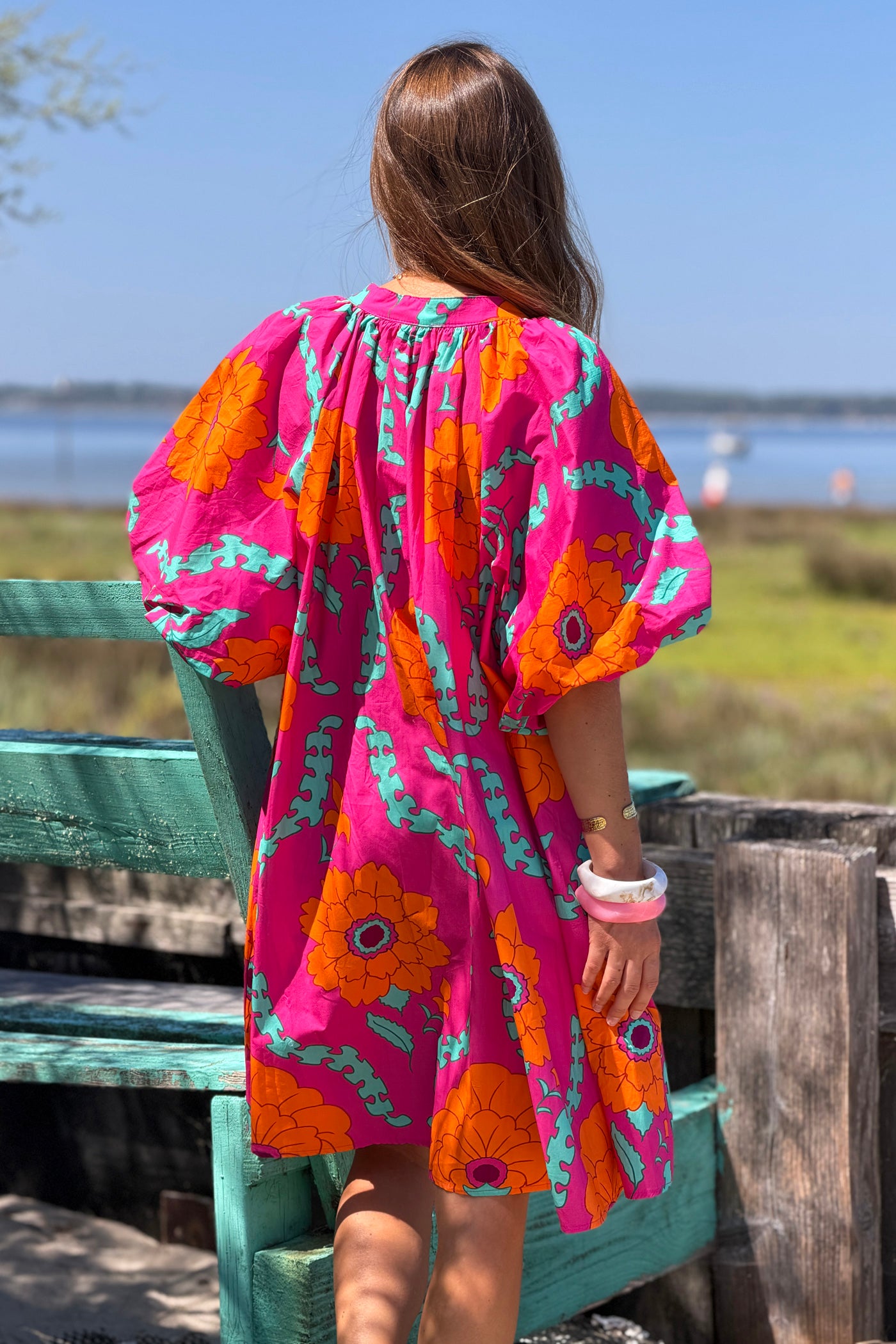 Robe très large fuchsia en coton imprimé grandes fleurs orange manches bouffantes