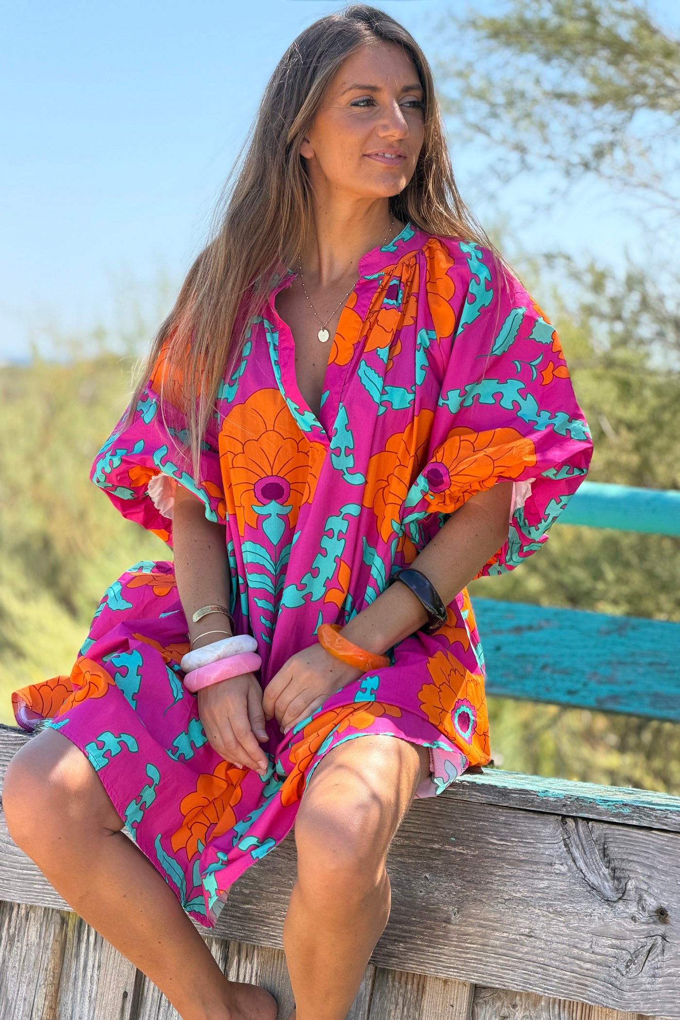 Robe très large fuchsia en coton imprimé grandes fleurs orange manches bouffantes