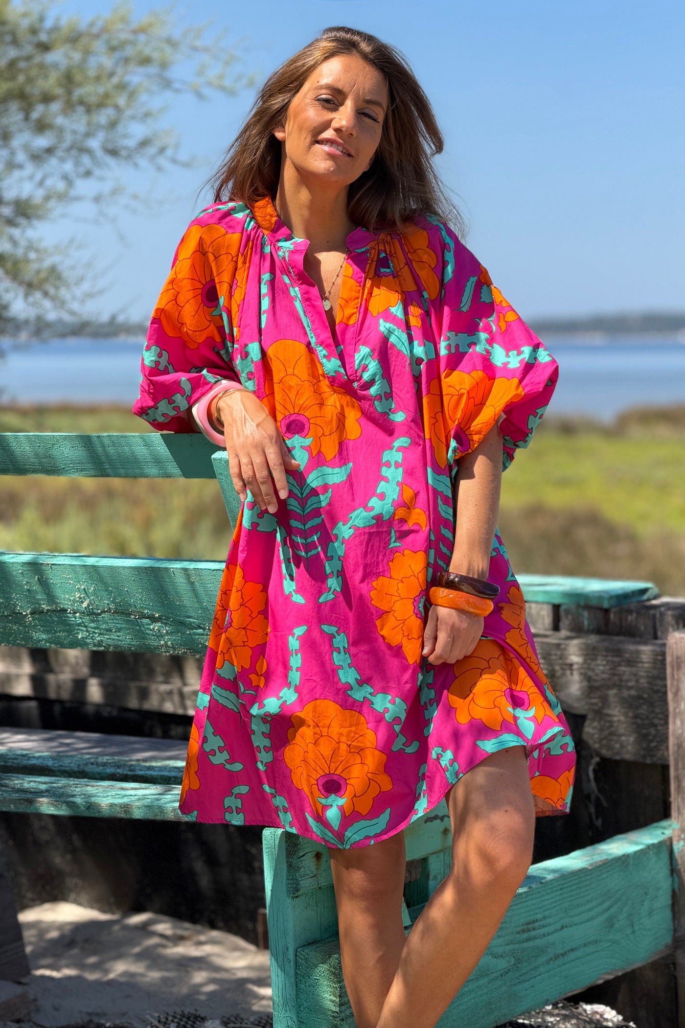 Robe très large fuchsia en coton imprimé grandes fleurs orange manches bouffantes