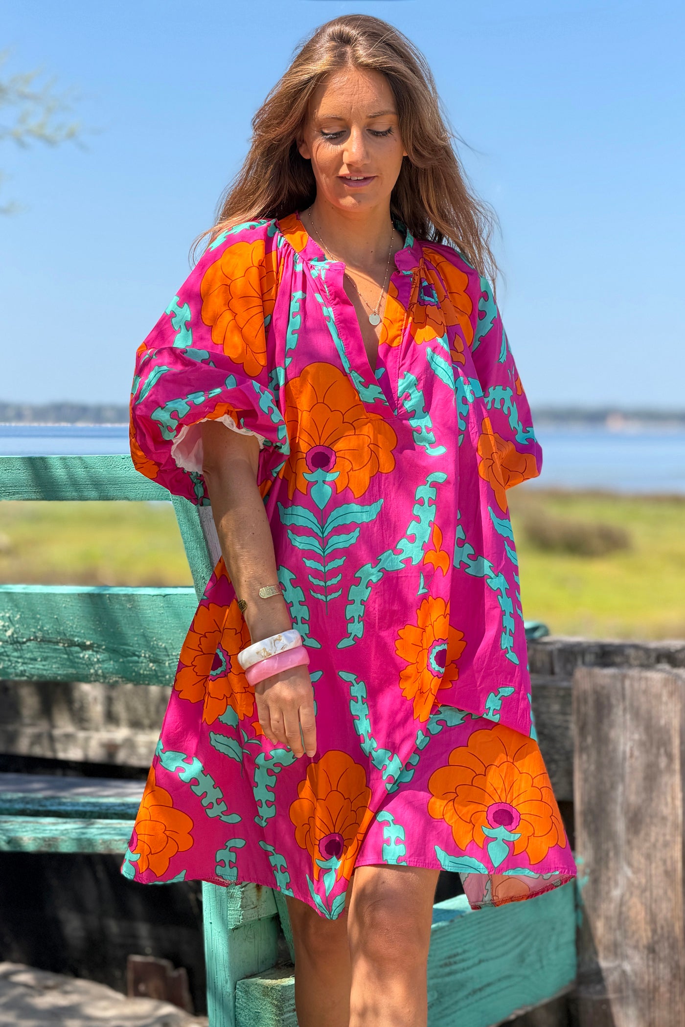 Robe très large fuchsia en coton imprimé grandes fleurs orange manches bouffantes