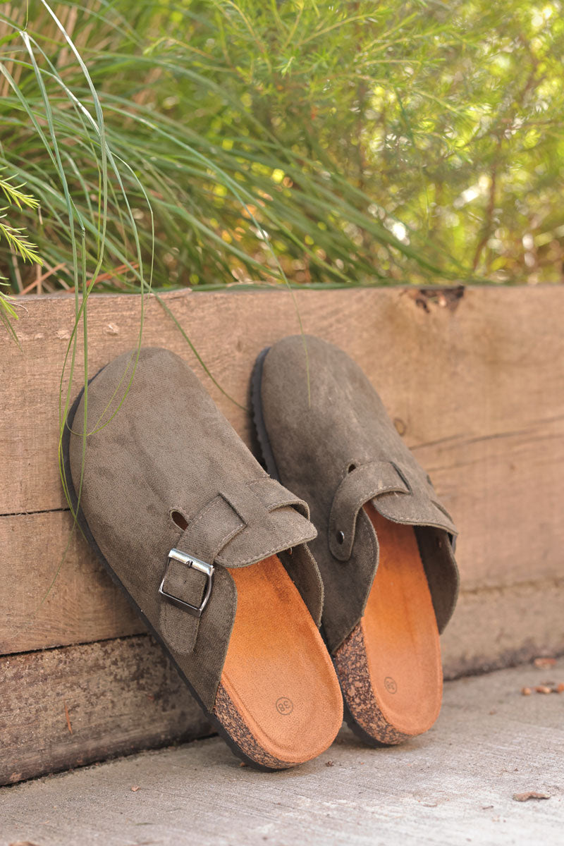 Sabots plats en suédine kaki avec boucle