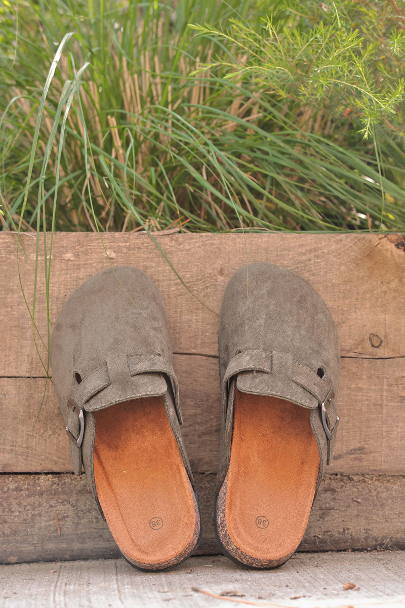 Sabots plats en suédine kaki avec boucle