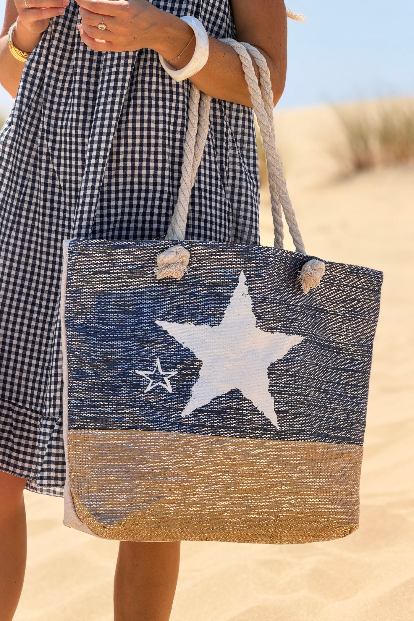 Sac léger en raphia bleu marine fils brillants et toile motif étoile anses en corde