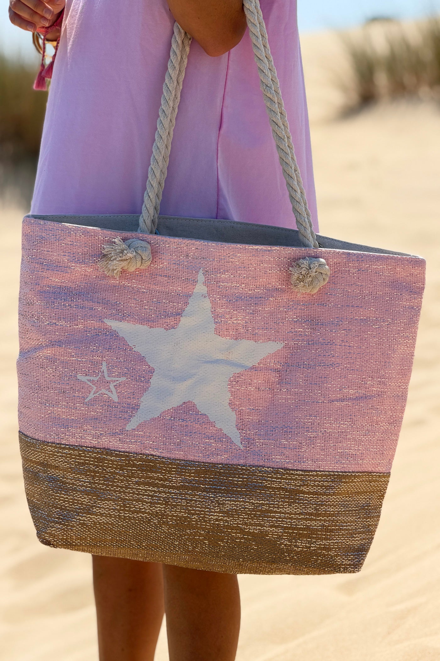 Sac léger en raphia rose pale fils brillants et toile motif étoile anses en corde