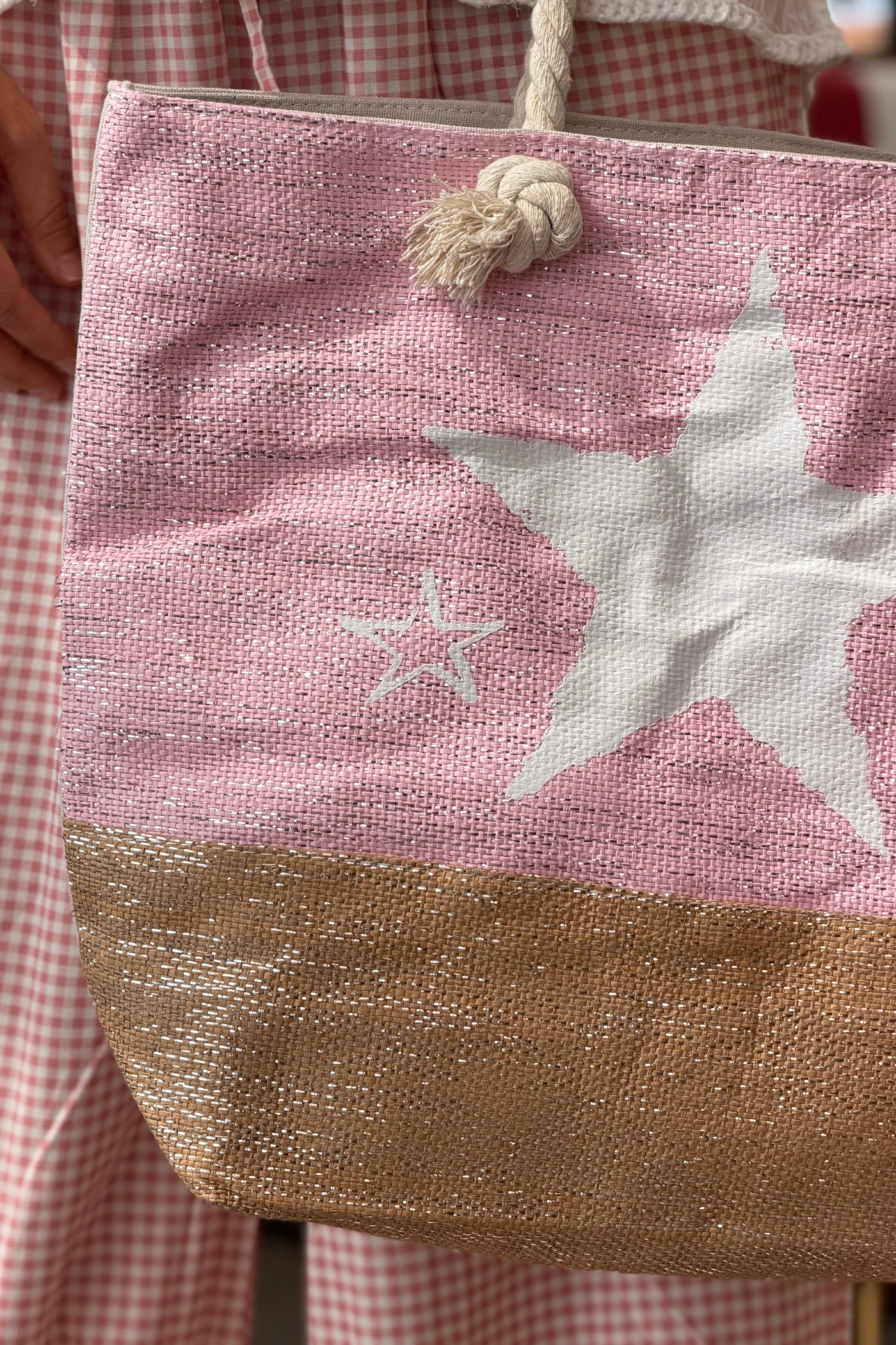 Sac léger en raphia rose pale fils brillants et toile motif étoile anses en corde